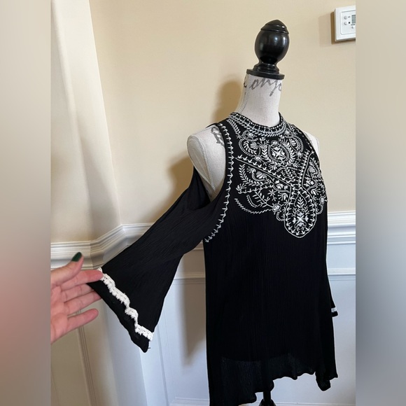 Xhilaration Embroidered Cold Shoulder Fishtail Black crinkled Gauze Tunic. - Picture 3 of 16